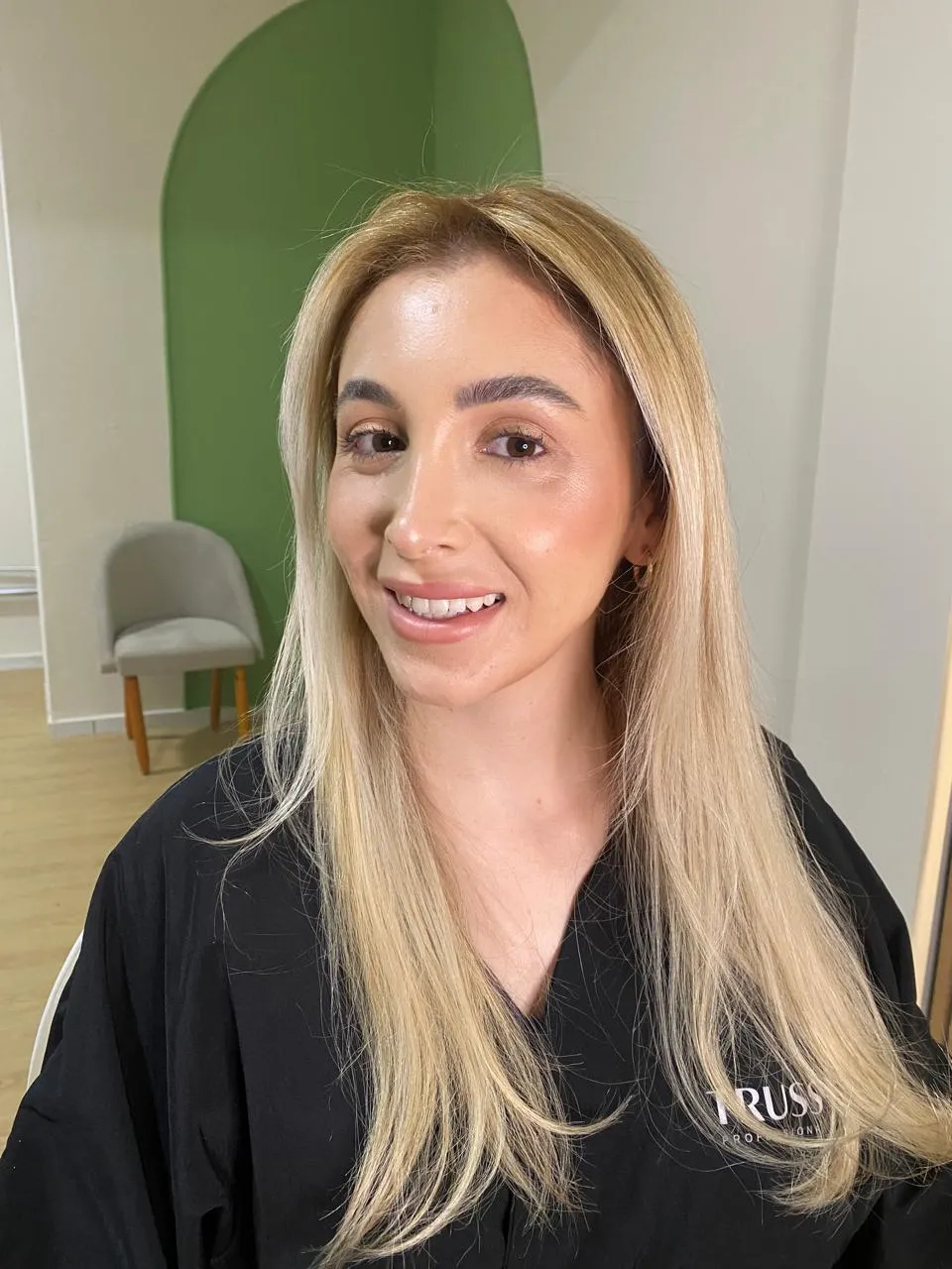 Cliente com cabelo longo e liso em tom loiro claro